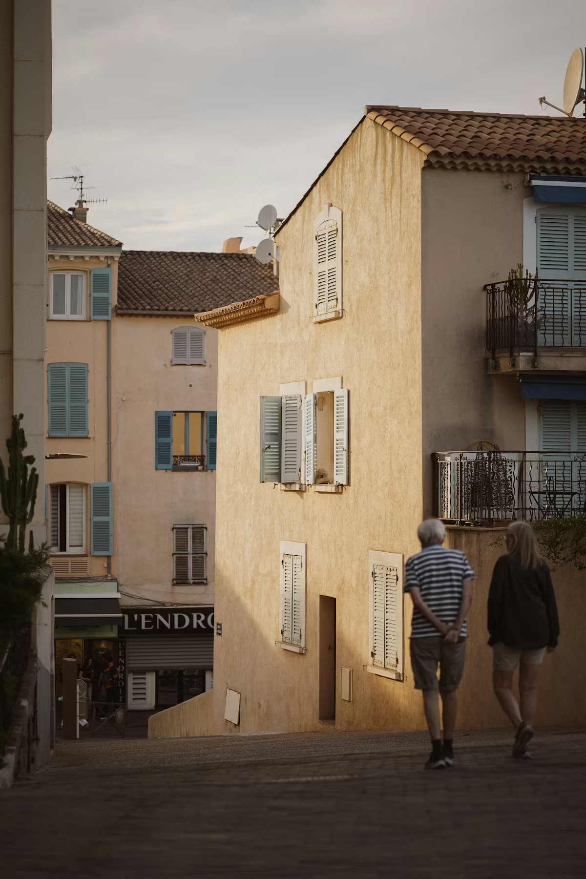 Couple se promenant dans le Sud de la France